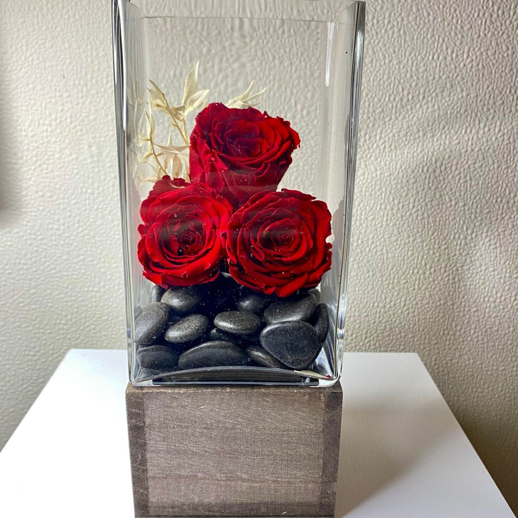 3 roses préservées dans un vase rustique