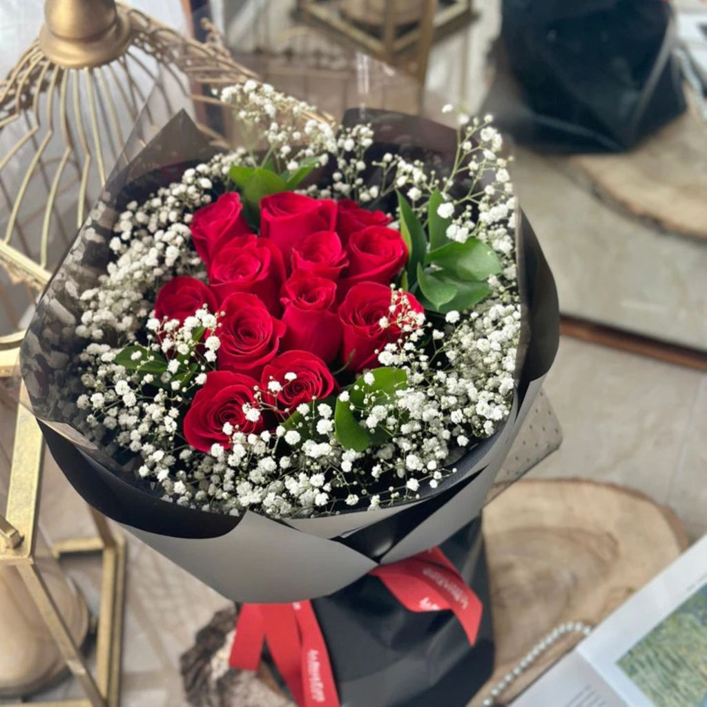 Bouquet de roses rouges et soupir de bébé