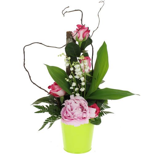 Bouquet de roses roses, fleurette blanches et de décorations vertes naturelles - Atelier Balsam
