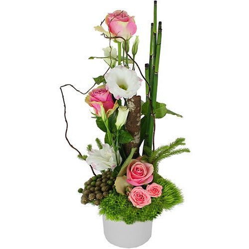 Bouquet de roses roses, fleurette blanches et de décorations vertes naturelles - Atelier Balsam